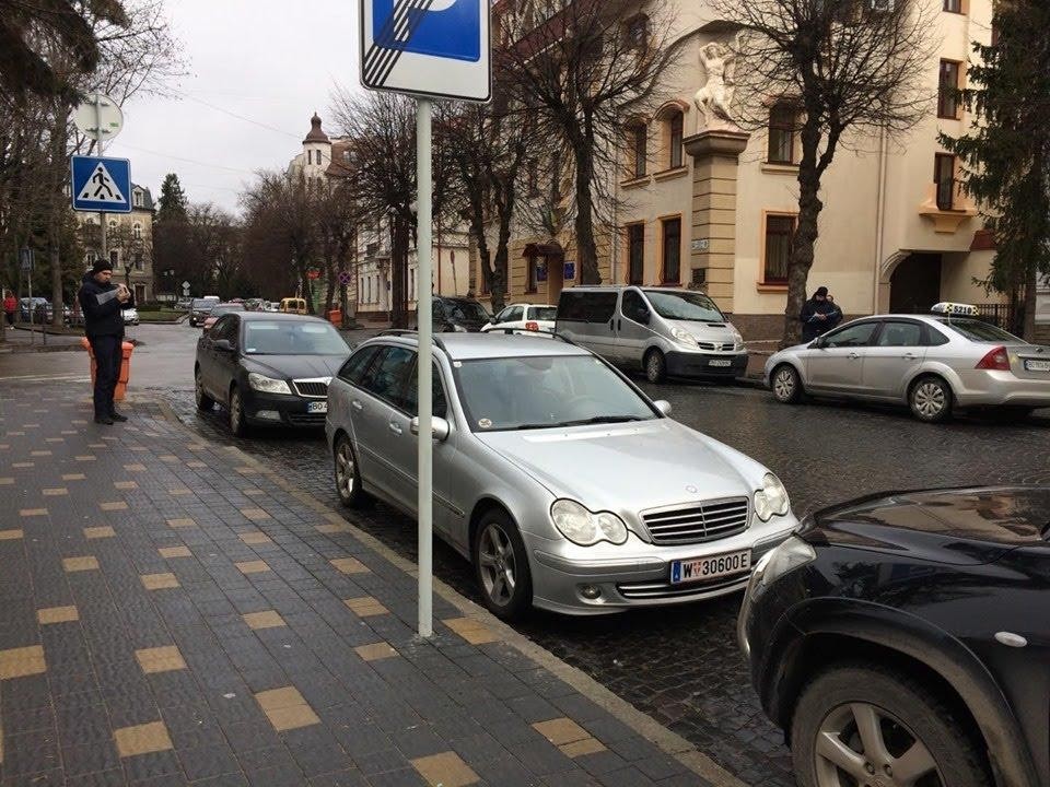 Protesters blockade Ukraine's parliament